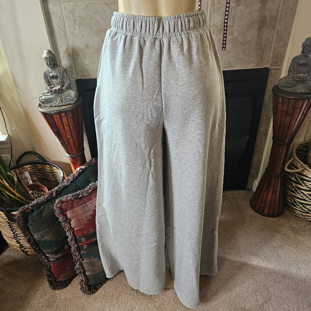 New No Vacancy SUPER Wide Grey Sweatpant Joggers. Size Medium. - Picture 5 of 6